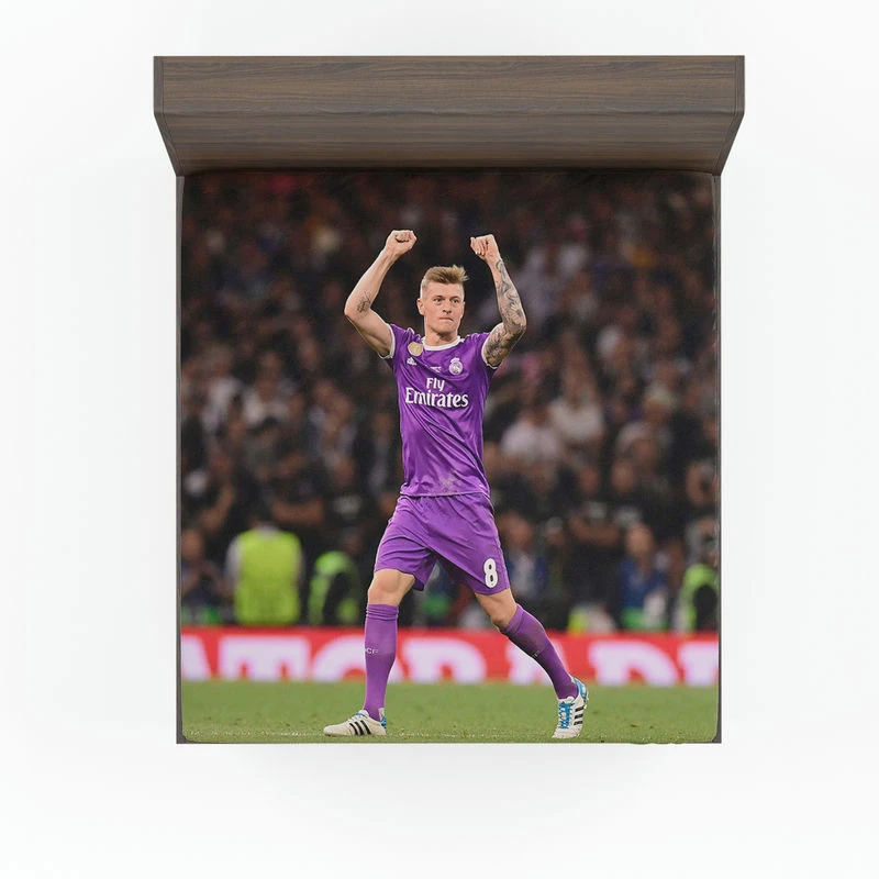 Toni Kroos Capable German Soccer Player Fitted Sheet