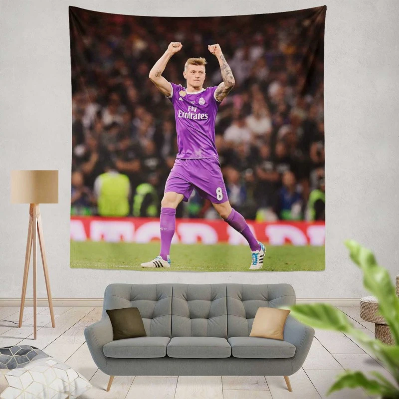 Toni Kroos Capable German Soccer Player Tapestry