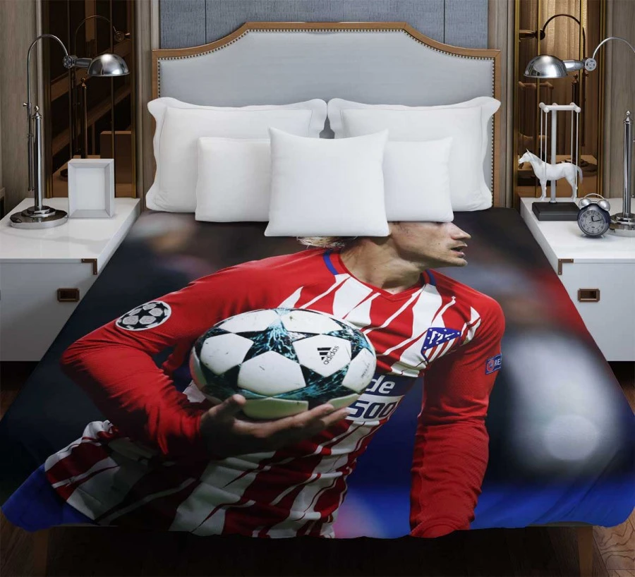 Antoine Griezmann in Atlatico Madrid Jersey Duvet Cover