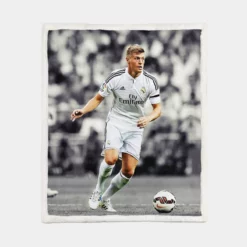 Determined Madrid Footballer Toni Kroos Sherpa Fleece Blanket 1