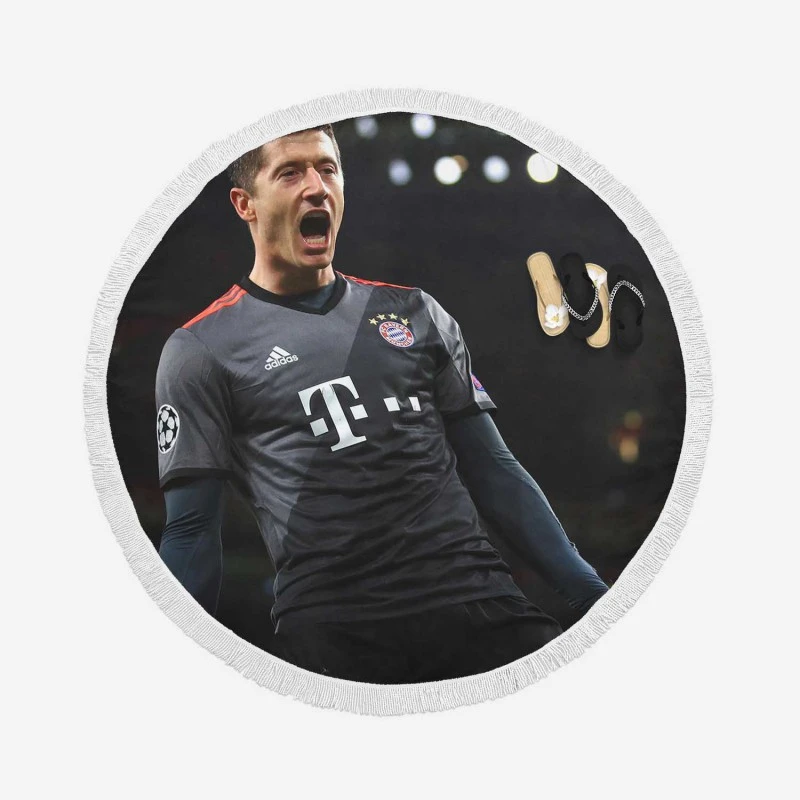 Enduring Football Player Lewandowski Round Beach Towel