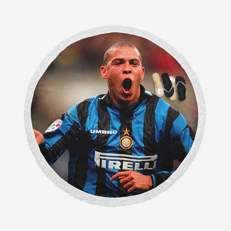 Energetic Soccer Player Ronaldo Nazario Round Beach Towel