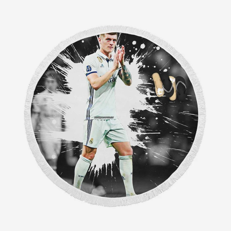 Fast Football Player Toni Kroos Round Beach Towel