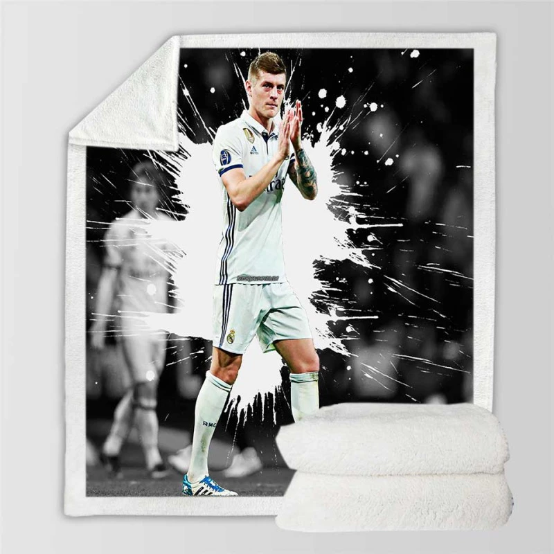 Fast Football Player Toni Kroos Sherpa Fleece Blanket